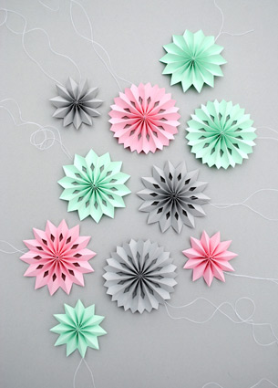 Today I discovered Mini-eco, an amazing blog with lots of DIY tutorials. I spend my whole Sunday morning reading and browsing this site and got inspired to start crafting by this Easter garland and paper heart below.