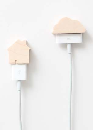I love these wooden caps by pana objects! These USB peripheral caps are beautifully crafted from carefully chosen woods, designed to decorate your desk.