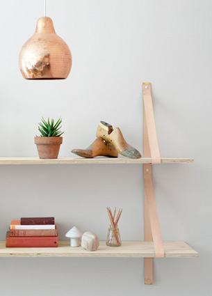 How beautiful and charming are these leather shelves? I'm totally in love with these skin coloured ones. I found them in the webshop Lightly, along with some very nice other products. I'm just drooling! Time to take a look in this shop! Join me?